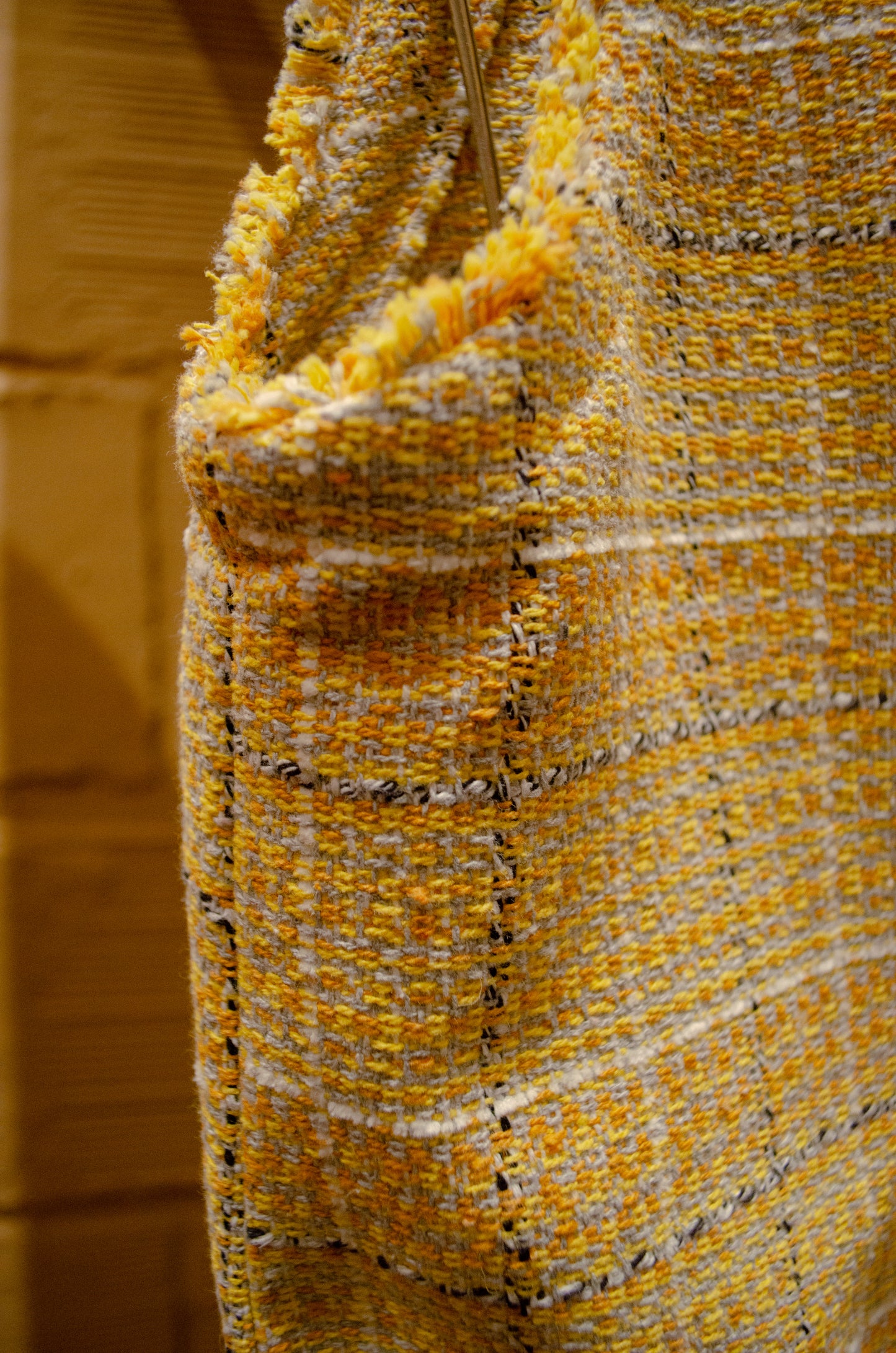 Vestido transpassado em tweed reciclado ''Faixa de luz''