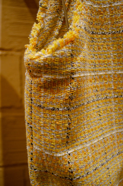 Vestido transpassado em tweed reciclado ''Faixa de luz''
