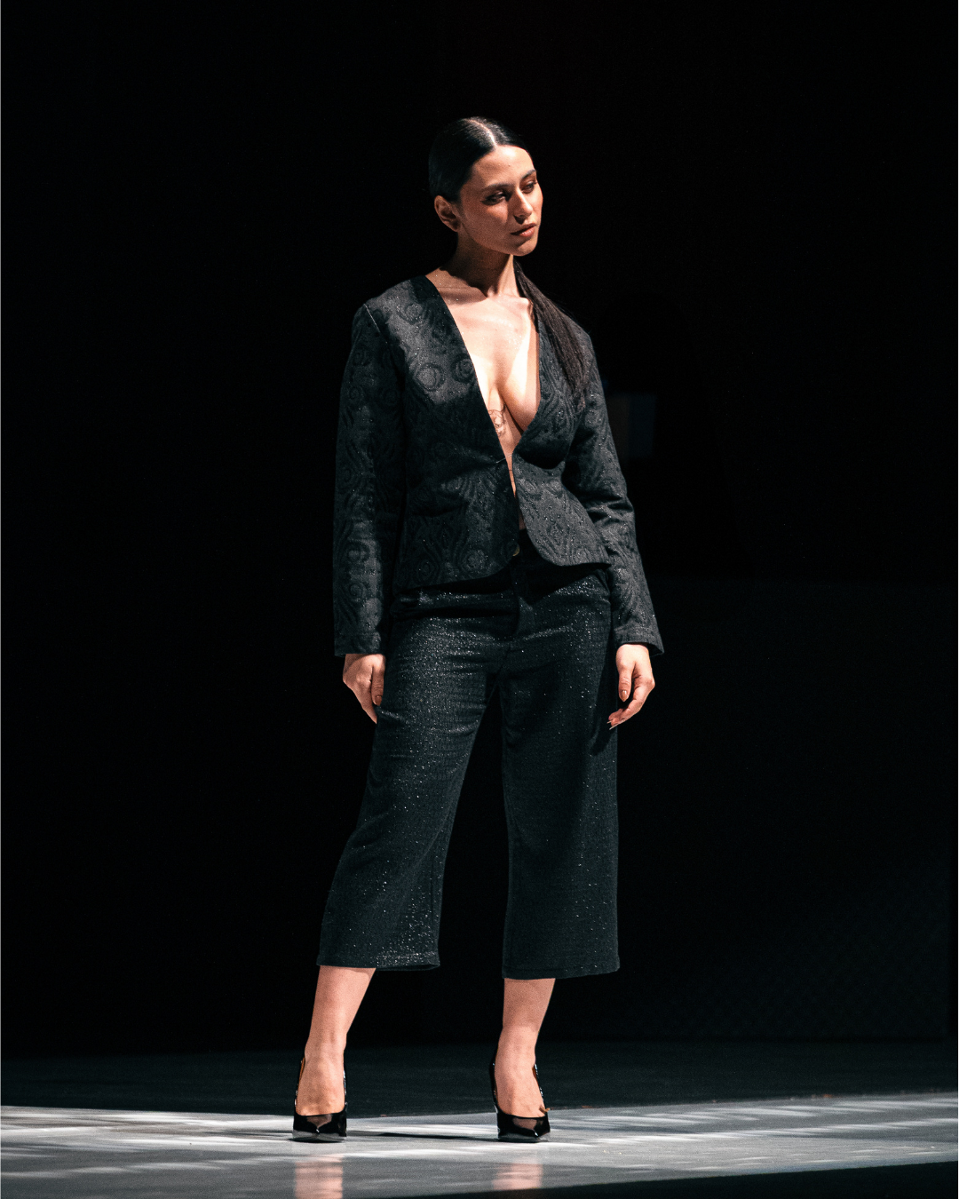 Coco Chanel — Blazer + Calça Cropped Texturizada (Total Black)