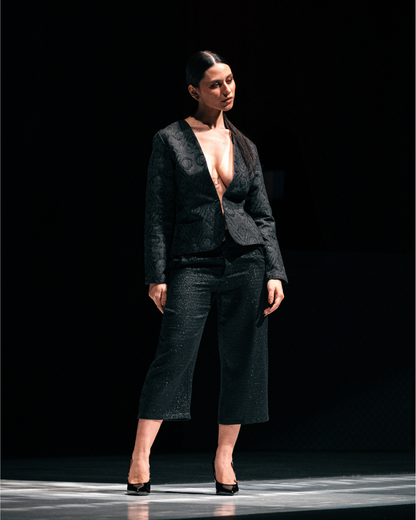 Coco Chanel — Blazer + Calça Cropped Texturizada (Total Black)