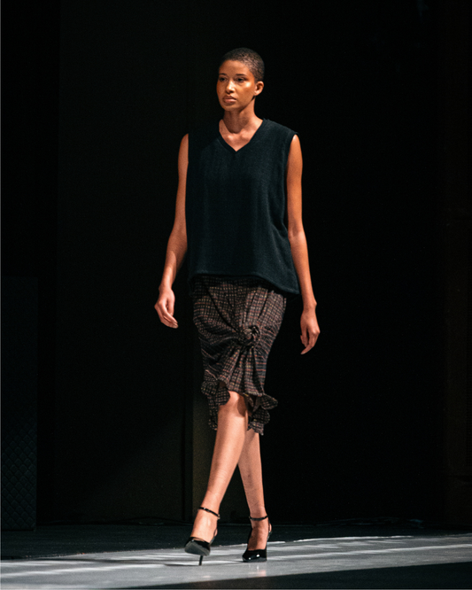 Saia Torcida + Regata Preta de Gaze – Anos 80 e Era Disco