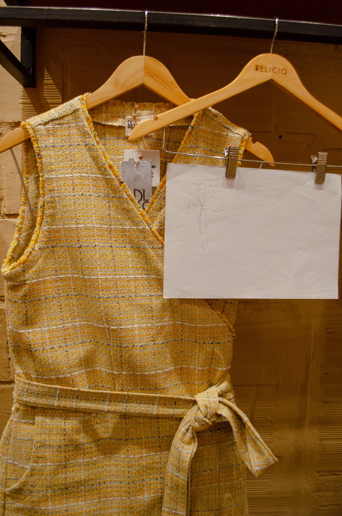 Vestido transpassado em tweed reciclado ''Faixa de luz''