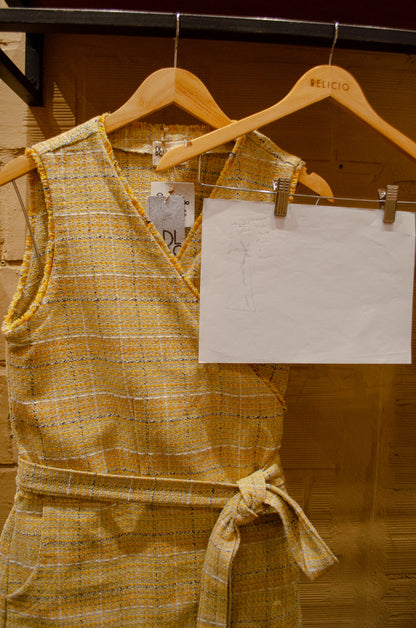 Vestido transpassado em tweed reciclado ''Faixa de luz''
