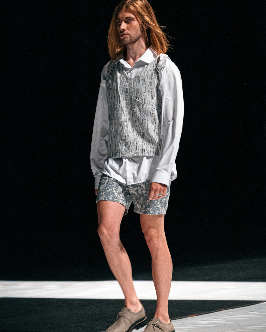 O Futuro: A Folha em Branco — Blusa Sobreposta + Camisa