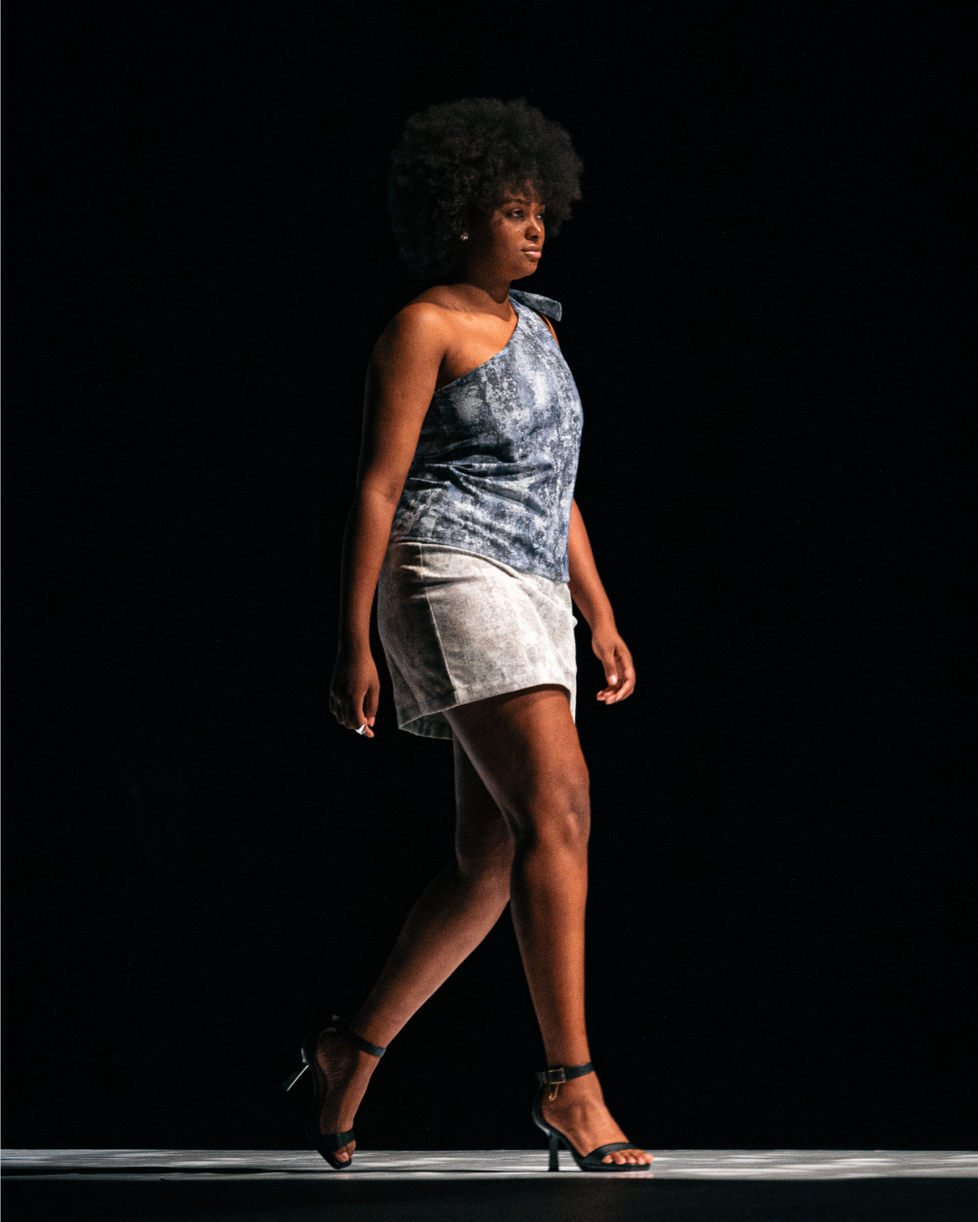 A Seta para o Futuro — Blusa de Um Ombro Só