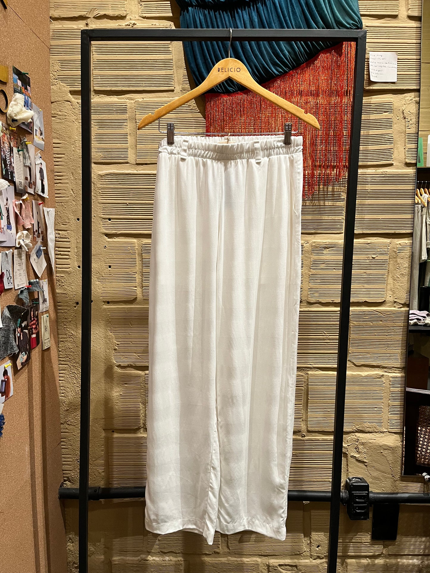 Calça de Viscose Leazing Off White “Listradinha”