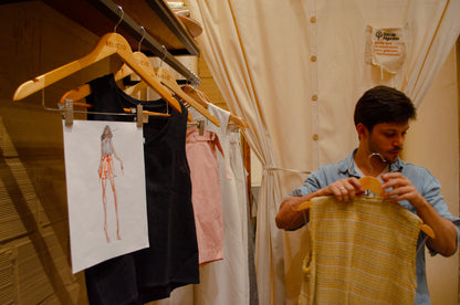 Vestido transpassado em tweed reciclado ''Faixa de luz''