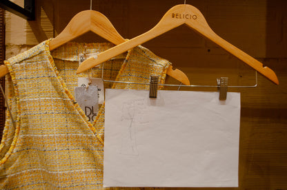 Vestido transpassado em tweed reciclado ''Faixa de luz''