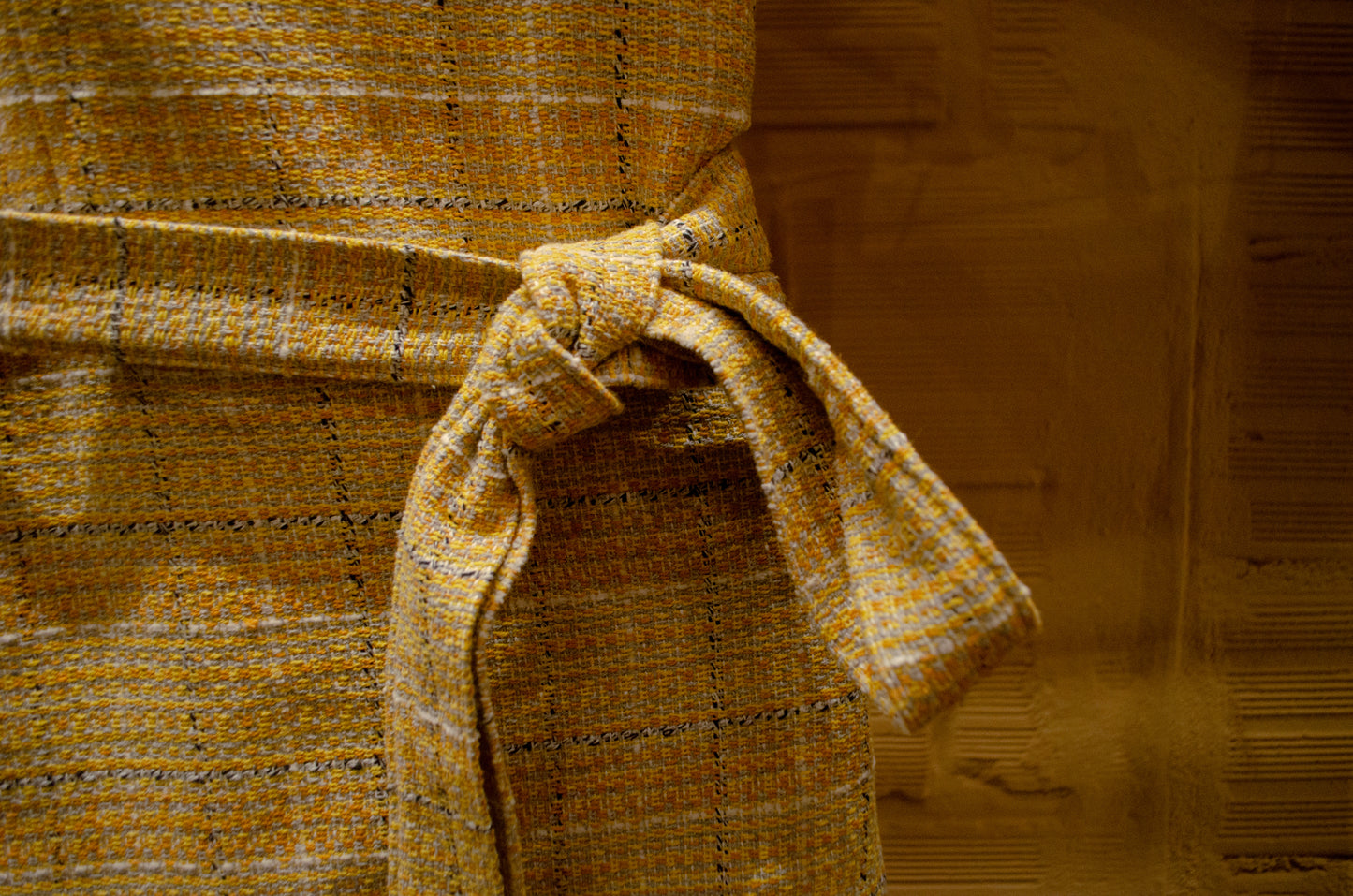 Vestido transpassado em tweed reciclado ''Faixa de luz''
