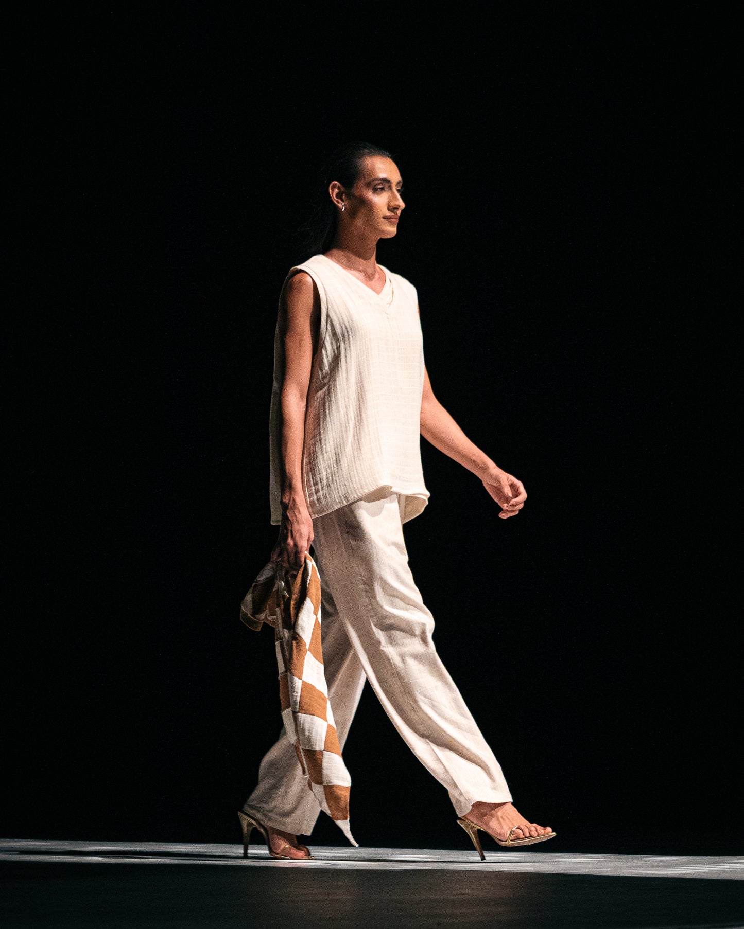 O Início — Regata de Gaze + Calça Off-White + Lenço de Retalhos