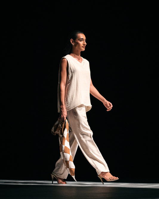 O Início — Regata de Gaze + Calça Off-White + Lenço de Retalhos