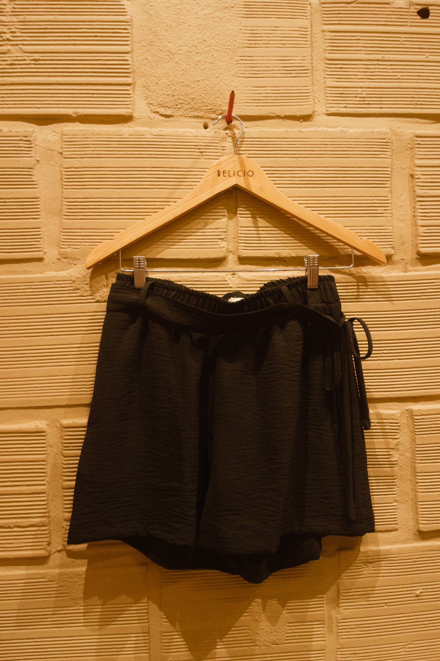 Shorts em viscose preta ''Elástico ou alfaiataria''