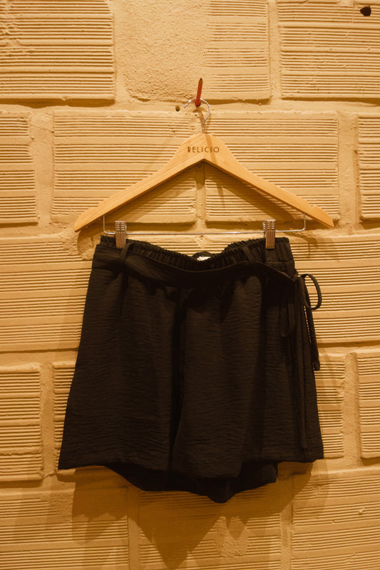 Shorts em viscose preta ''Elástico ou alfaiataria''